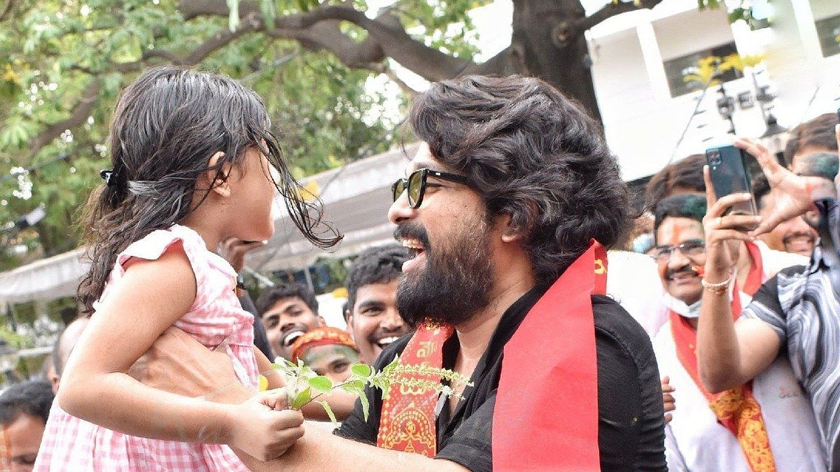 <div class="paragraphs"><p>Allu Arjun dances with his daughter Arha on Ganpati Visarjan 2022.</p></div>