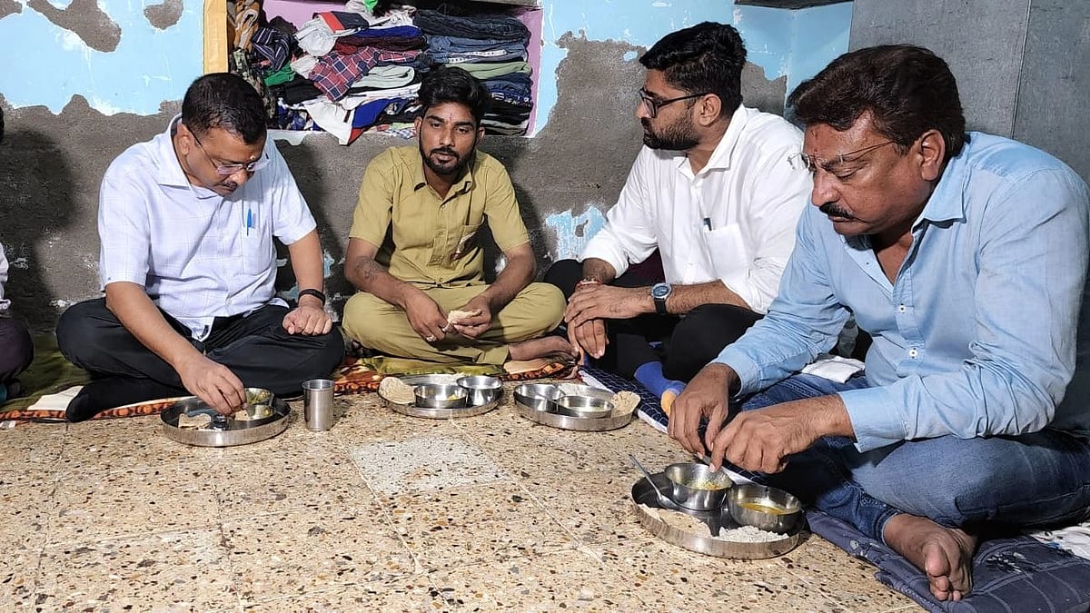<div class="paragraphs"><p>Arvind Kejriwal has dinner with auto-rickshaw driver Vikram Dantani at his house in Ahmedabad.</p></div>