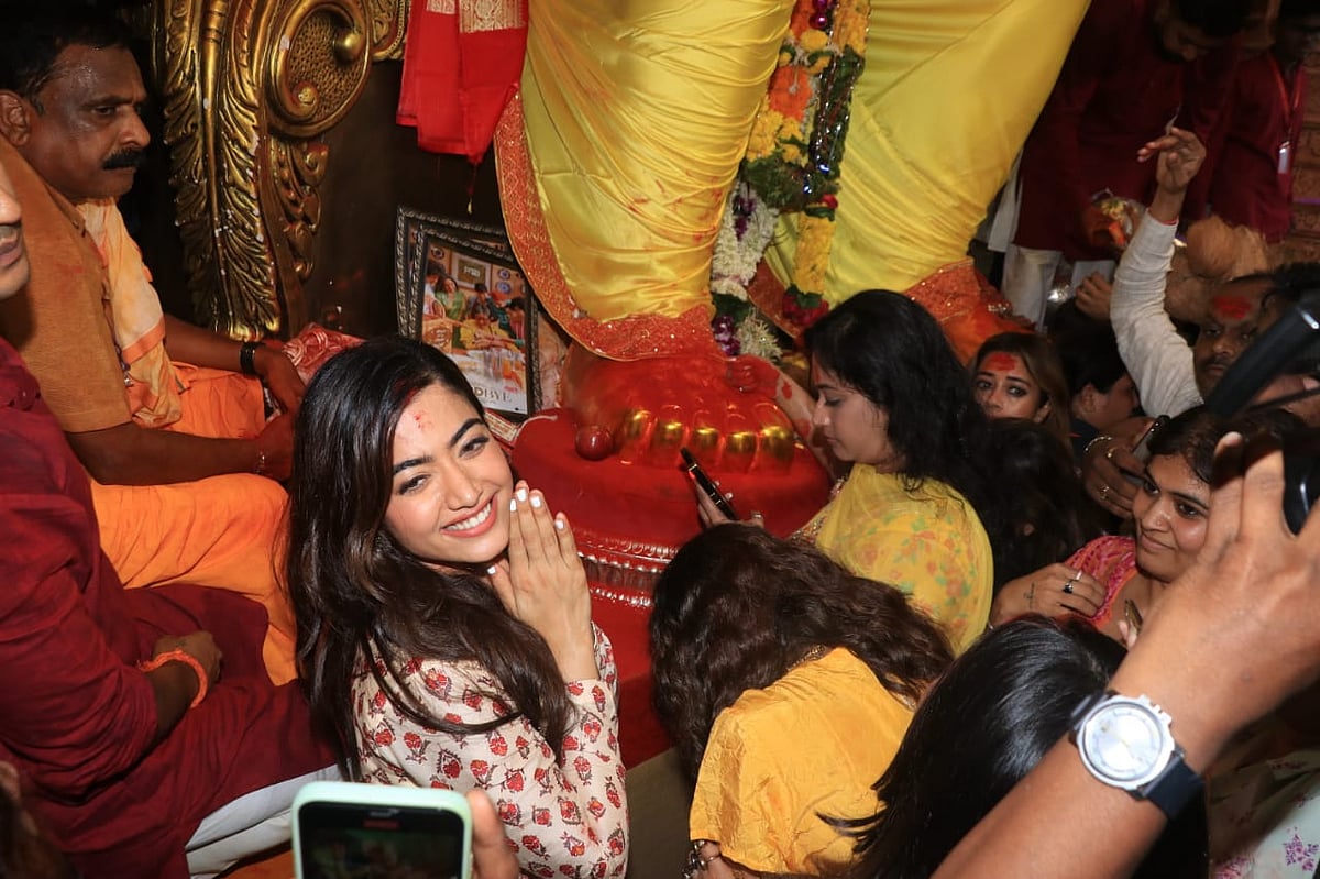 <div class="paragraphs"><p>Rashmika Mandanna, Ekta Kapoor &amp; Neena Gupta Visit Lalbaugcha Raja</p></div>