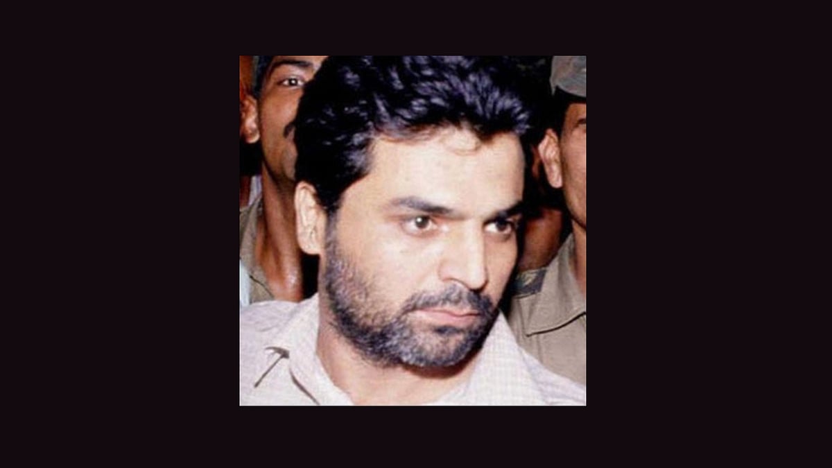 <div class="paragraphs"><p>Mumbai police on Thursday removed the LED lights put around the grave of terror convict Yakub Memon, who was hanged at Nagpur jail in 2015 and buried at the Bada Qabrastan in south Mumbai.</p></div>
