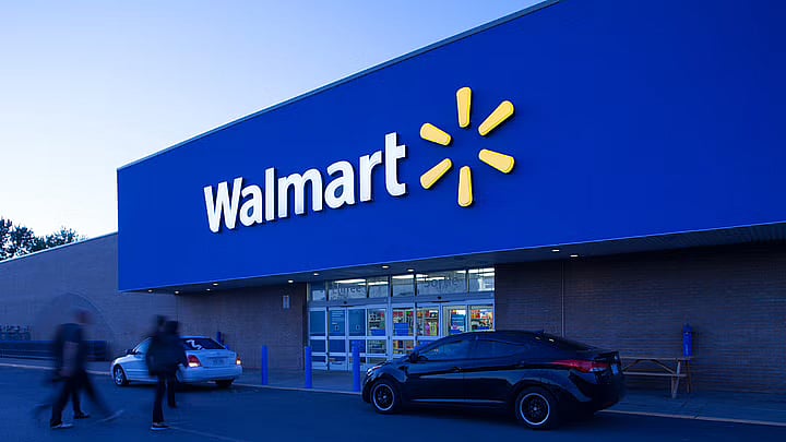 <div class="paragraphs"><p>The pilot of an airplane has threatened to intentionally crash the aircraft into a Walmart store in Tupelo, Mississippi, United States, the police said on Saturday, 3 September.</p></div>