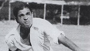 <div class="paragraphs"><p>File photo of Indian cricketing legend Vinoo Mankad.</p></div>