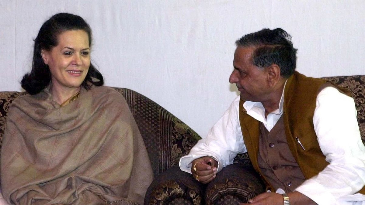 <div class="paragraphs"><p> 12 December, 2001 file photo: Congress President Sonia Gandhi and Samajwadi Party Chief Mulayam Singh at an Iftar Party hosted by Union Minister Ram Vilas Paswan in New Delhi.</p></div>