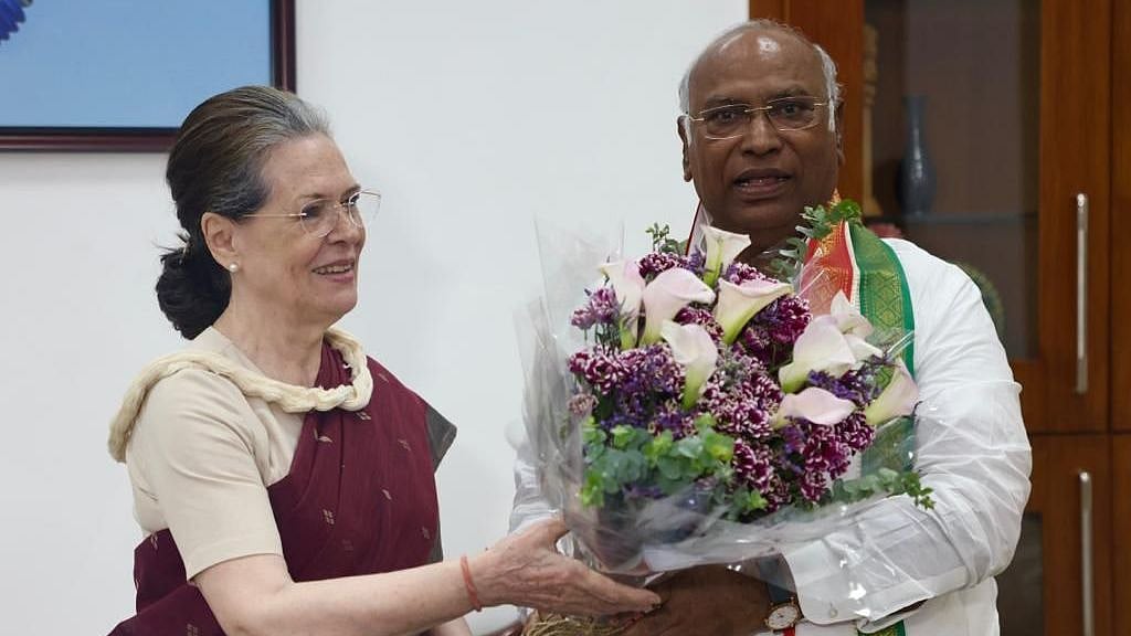<div class="paragraphs"><p>Sonia Gandhi felicitating Mallikarjun Kharge on winning the presidential polls.&nbsp;</p></div>