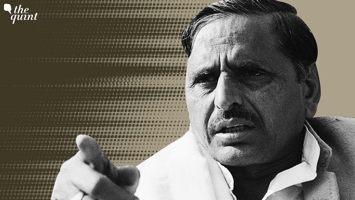 <div class="paragraphs"><p>The sequence of the Mulayam Singh Yadav and Munna Yadav locked in a charkha daav revealed to the entire audience the cheek-by-jowl camaraderie shared by the duo. The camera kept rolling and so did CM and Munna – giving one a sneak peek into the rest of MSY’s tenure.</p></div>