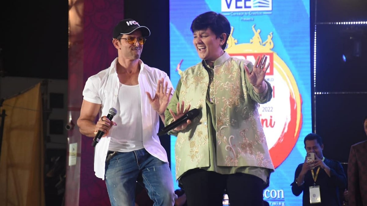 <div class="paragraphs"><p>Hrithik Roshan recreates 'Ek Pal Ka Jeena' step with Falguni Pathak.</p></div>