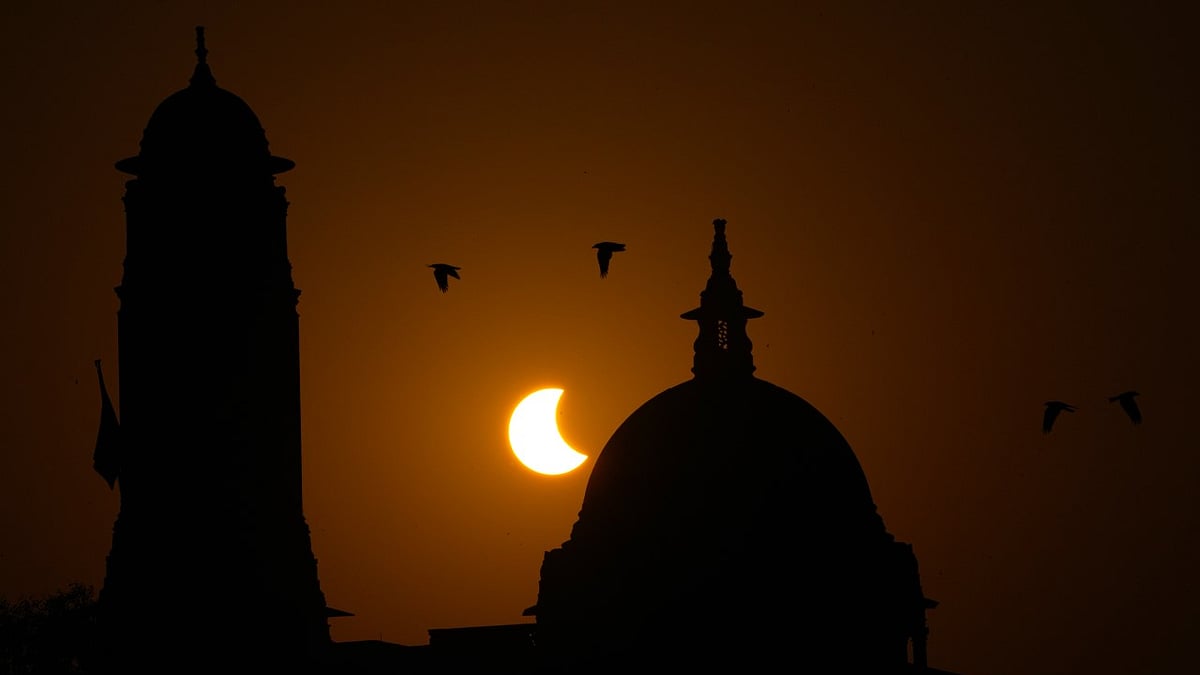 <div class="paragraphs"><p>New Delhi: Birds fly as the moon partially covers the sun during the partial solar eclipse in New Delhi.</p></div>