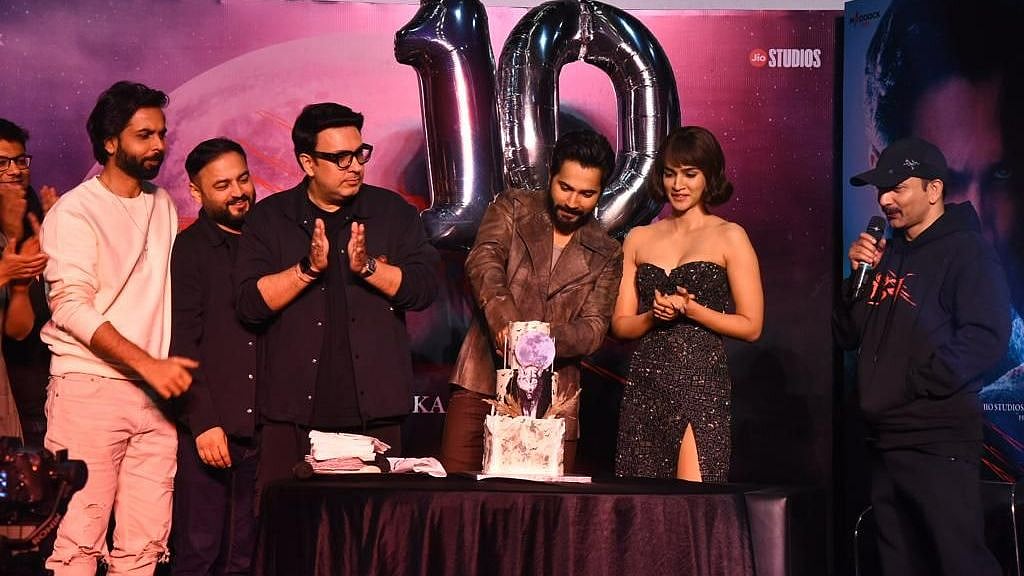 <div class="paragraphs"><p>Varun Dhawan, Kriti Sanon and the rest of the team celebrating&nbsp;<em>Bhediya's</em> trailer launch.</p></div>
