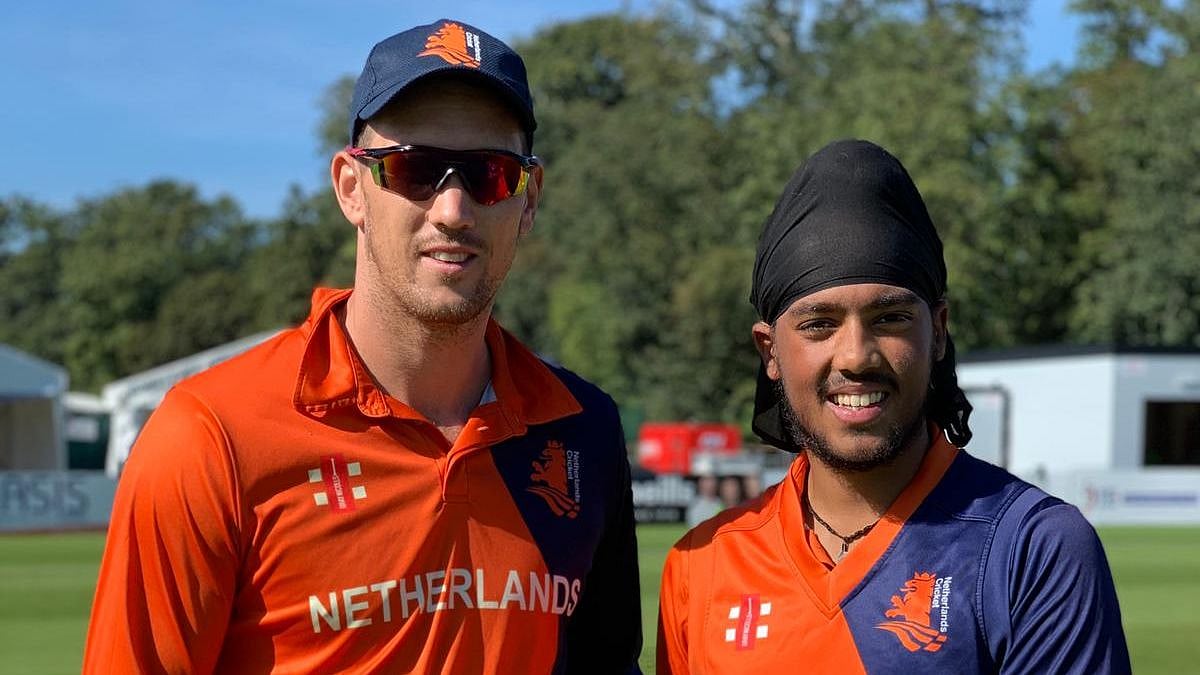 <div class="paragraphs"><p>Vikramjit Singh (right) being handed his Netherlands T20I debut back in September 2019.&nbsp;&nbsp;</p></div>