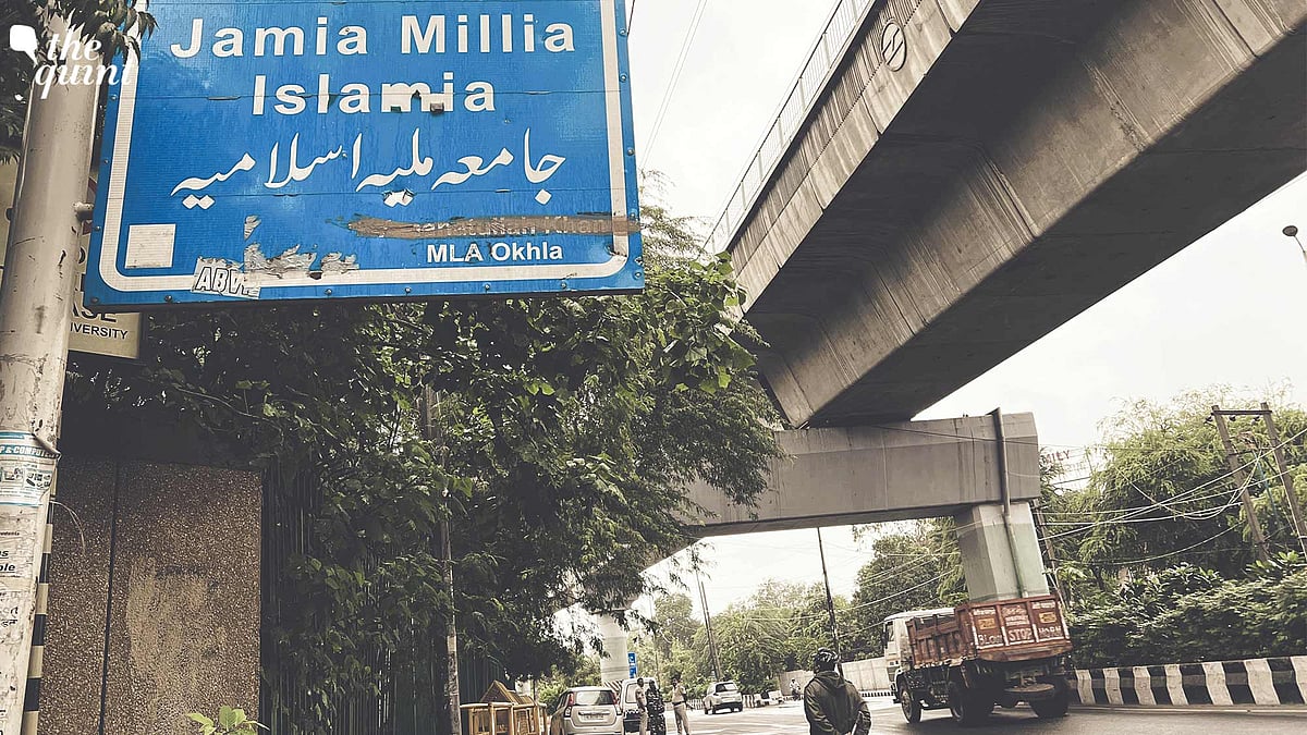 <div class="paragraphs"><p>Security forces at the Jamia Millia Islamia University gate no. 1</p></div>