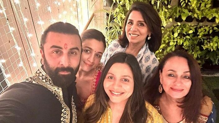 <div class="paragraphs"><p>Alia Bhatt &amp; Ranbir Kapoor Celebrate Diwali With Family</p></div>