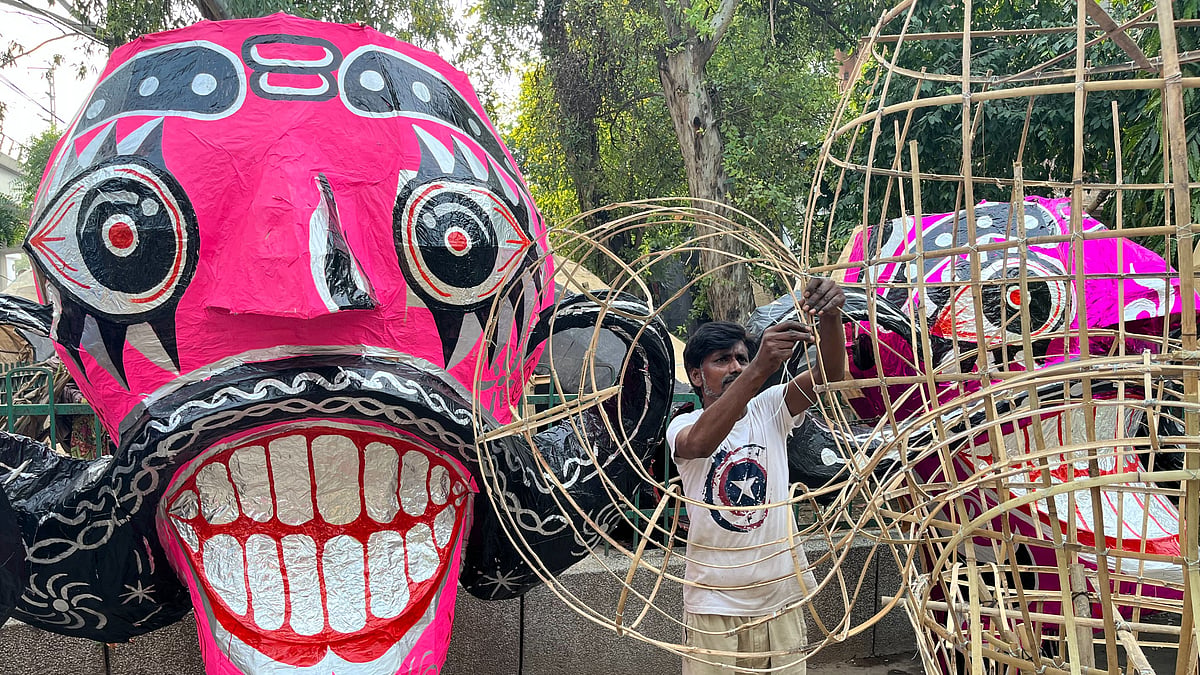 <div class="paragraphs"><p>An effigy maker at work in west Delhi's Titarpur village</p></div>