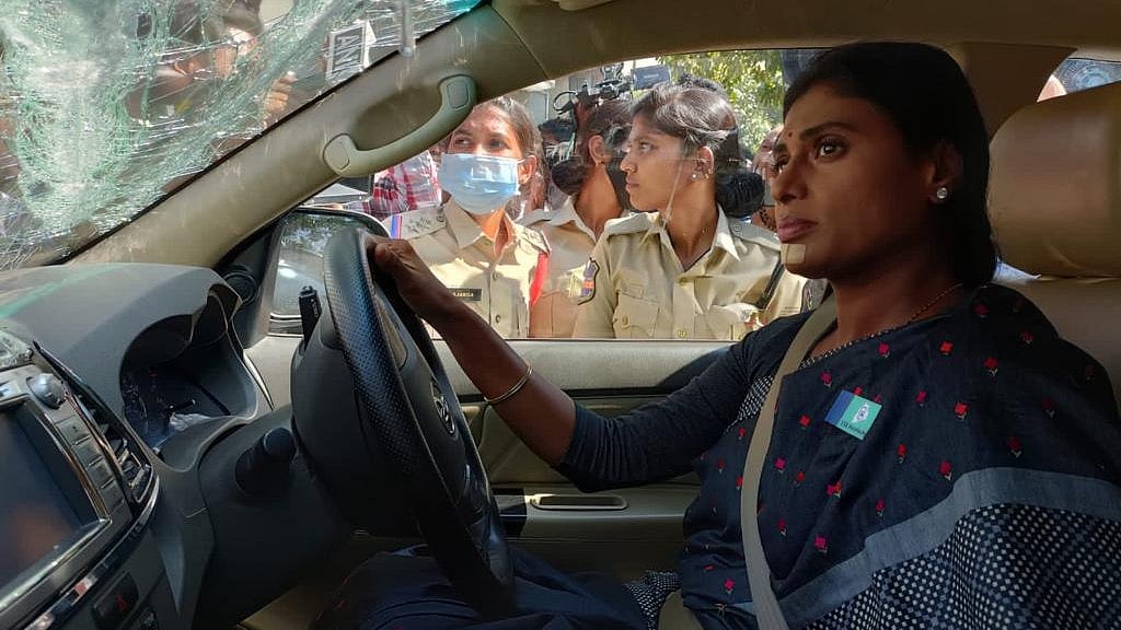<div class="paragraphs"><p>YS Sharmila's car being towed while she is in it in Hyderabad.</p></div>