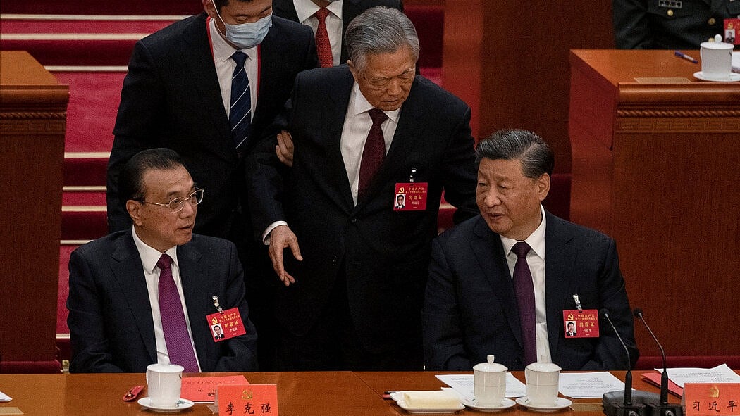 <div class="paragraphs"><p>A theory suggests that Hu Jintao's seemingly confused and reluctant expression suggested that he wanted to protest. </p></div>