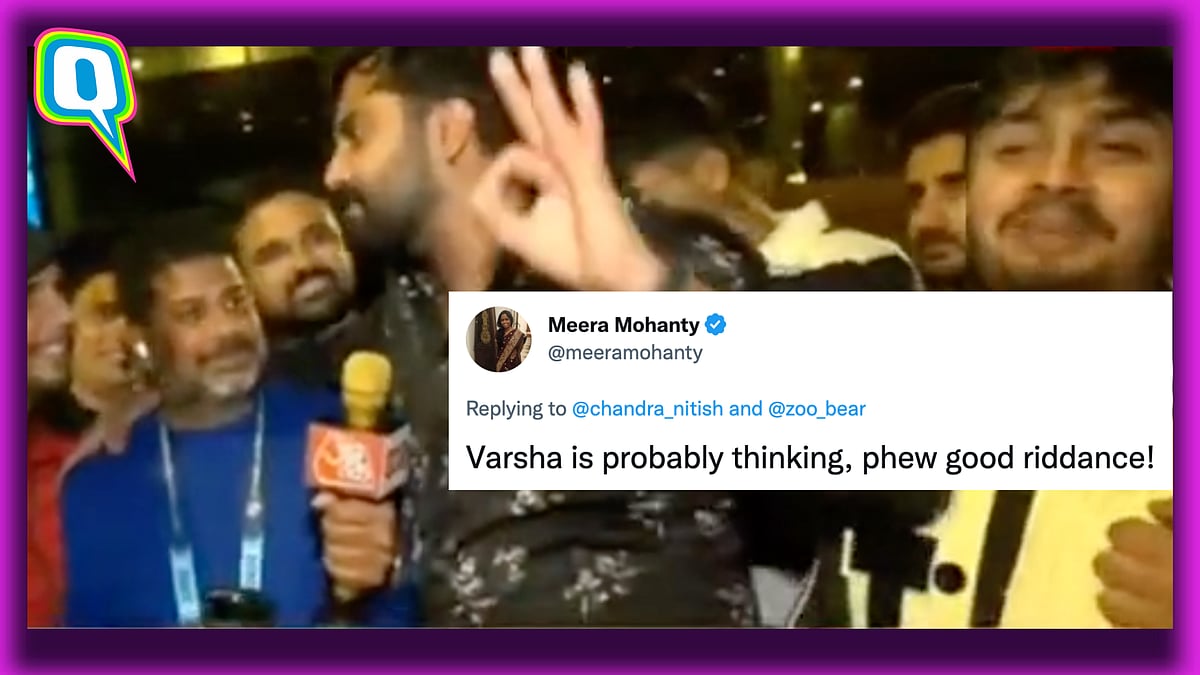 <div class="paragraphs"><p>The Aaj Tak anchor interacting with the crowd after India-Bangladesh match in Australia. </p></div>