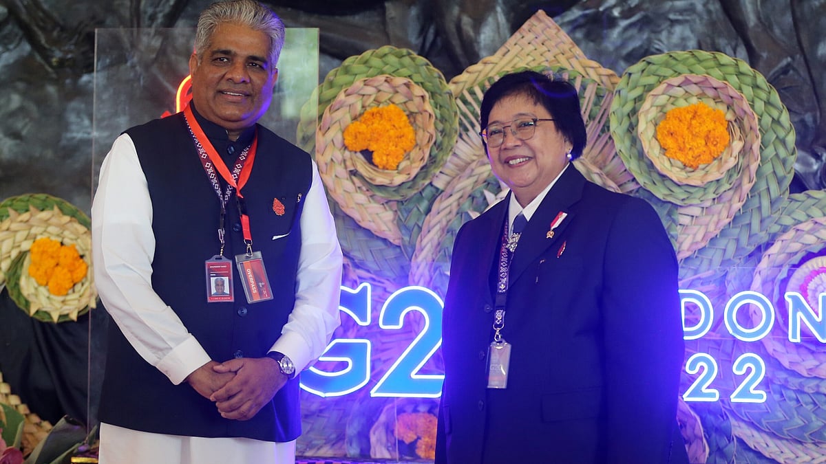 <div class="paragraphs"><p> Indonesian Minister of Environment Siti Nurbaya Bakar greeting the Indian Minister of Environment Bhupender Yadav </p></div>