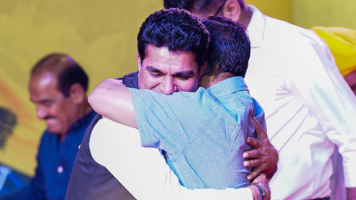 <div class="paragraphs"><p>AAP's CM candidate Isudan Gadhvi and party convener Arvind Kejriwal.</p></div>