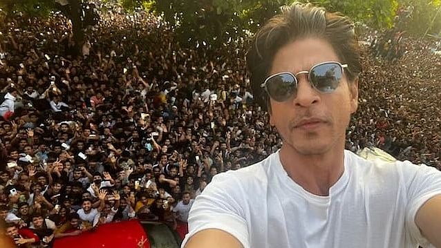 <div class="paragraphs"><p>SRK takes a selfie with his fans outside Mannat.</p></div>