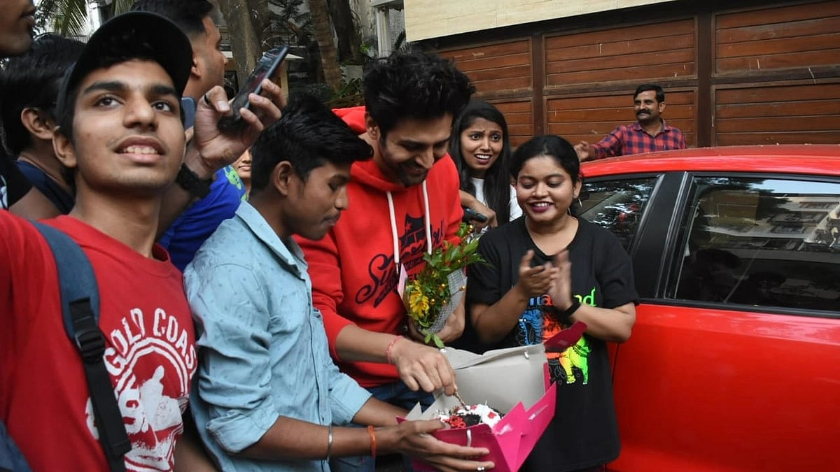 <div class="paragraphs"><p>Kartik Aaryan Celebrates His Birthday With Fans</p></div>