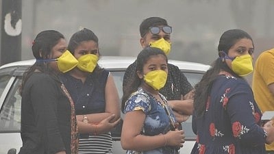 <div class="paragraphs"><p>People wear masks to protect themselves from air pollution as smog engulfs New Delhi on Nov 3, 2019. </p></div>