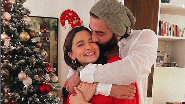 <div class="paragraphs"><p>Alia Bhatt and Ranbir Kapoor celebrating Chirstmas</p></div>