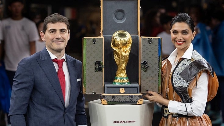 <div class="paragraphs"><p>FIFA World Cup final: Deepika Padukone and Iker Casillas enter the stadium with the FIFA World Cup trophy at</p></div>