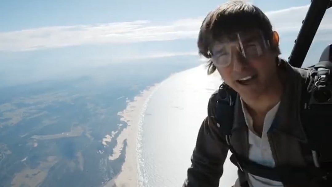 <div class="paragraphs"><p>Tom Cruise records a message for his fans while performing a deadly stunt.</p></div>