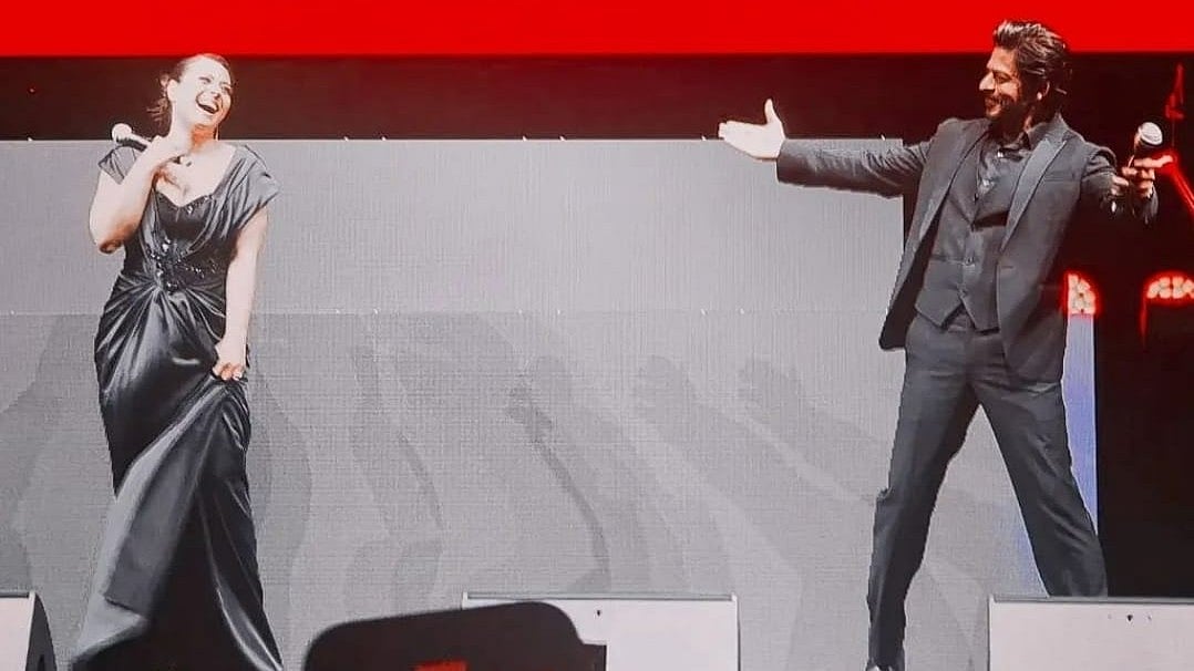 <div class="paragraphs"><p>Kajol and SRK at Red Sea Film Festival</p></div>