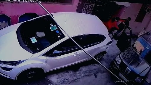 <div class="paragraphs"><p>A <a href="https://www.thequint.com/topic/delhi-police">Delhi Police</a> sub-inspector was <a href="https://www.thequint.com/neon/gender/i-feel-everyone-will-hurt-me-seeing-domestic-abuse-as-a-child-has-a-long-term-psychological-impact">allegedly beaten</a> by her husband outside their house in Dwarka, after which she tweeted an SOS message on Monday, 12 December.</p></div>
