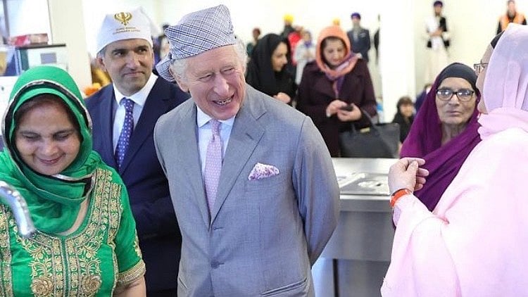 <div class="paragraphs"><p>King Charles III interacting with members of the Sikh community in the Guru Nanak Gurudwara on Tuesday, 6 December. </p></div>