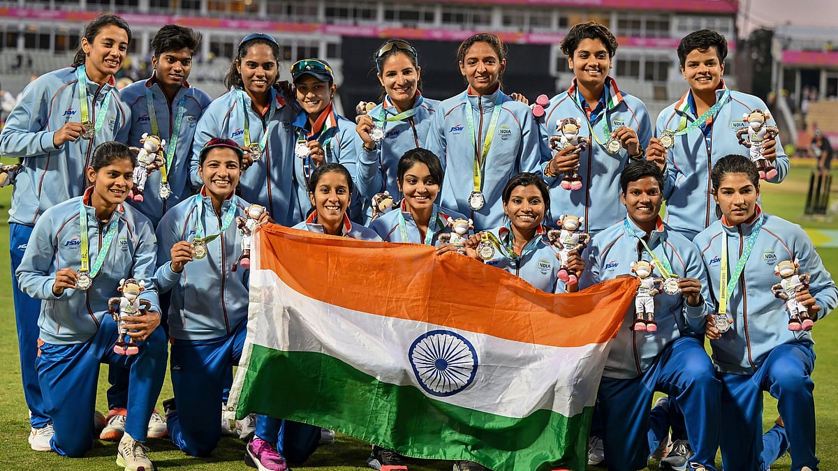 <div class="paragraphs"><p>The Indian women's cricket team players pose for photographs after winning silver in the final of the 2022 Commonwealth Games 2022. </p></div>