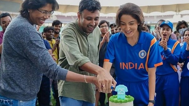 <div class="paragraphs"><p>Anushka Sharma Cuts Cake as She Wraps 'Chakda Xpress' Shoot.&nbsp;</p></div>
