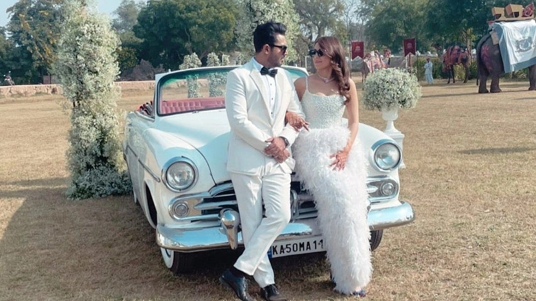 <div class="paragraphs"><p>Hansika Motwani and Sohael Kathuria's white-themed pre-wedding bash.</p></div>