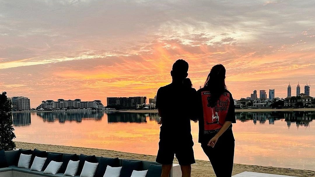 <div class="paragraphs"><p>Virat and Anushka enjoy the last sunrise of 2022 together.</p></div>