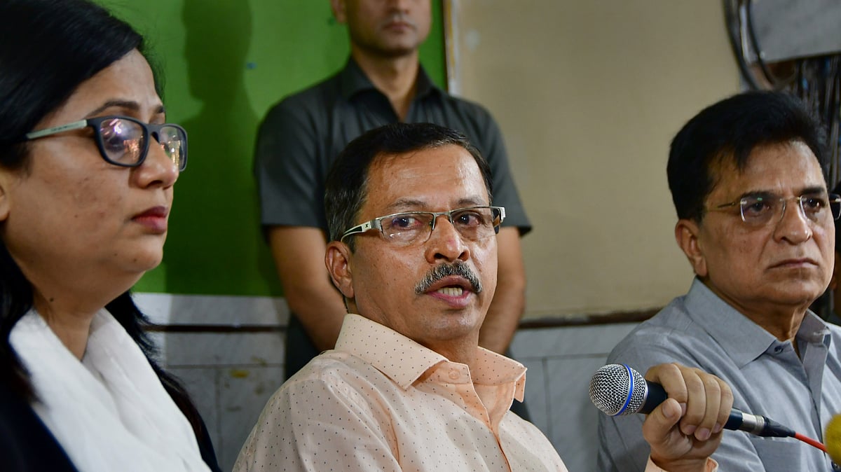 <div class="paragraphs"><p>Shraddha Walkar's father Vikas and BJP leader Kirit Somaiya.</p></div>