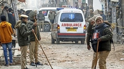 <div class="paragraphs"><p>Delhi police personnel stand guard as an ambulance carrying mortal remains of 20-year-old Anjali Singh, who was killed in Kanjhawala  after being hit by a car, arrives at her residence in Sultanpuri in Delhi on Tuesday, 3 January.</p></div>