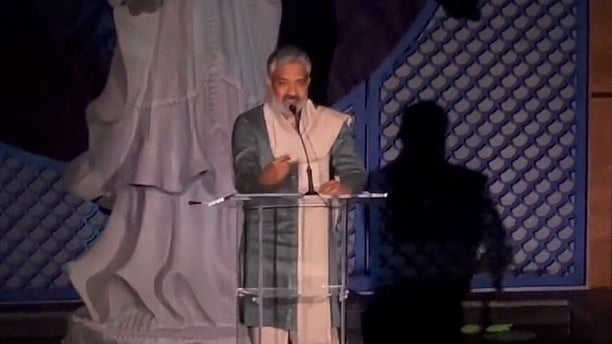 <div class="paragraphs"><p>SS Rajamouli wins Best Director for<em> RRR</em> at the New York Film Critics Circle.</p></div>