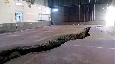 <div class="paragraphs"><p>Panic grips Joshimath as cracks emerge in houses; CM orders evacuation.</p></div>