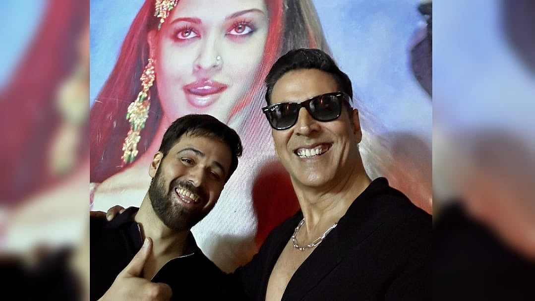 <div class="paragraphs"><p>Akshay Kumar and Emraan Hashmi take a <em>Selfiee</em> with Aishwarya Rai.</p></div>