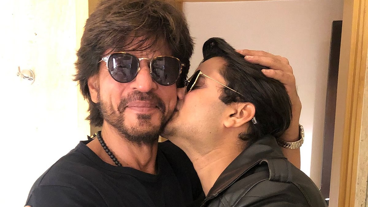 <div class="paragraphs"><p>Shah Rukh Khan meets his fan at his hotel room.</p></div>