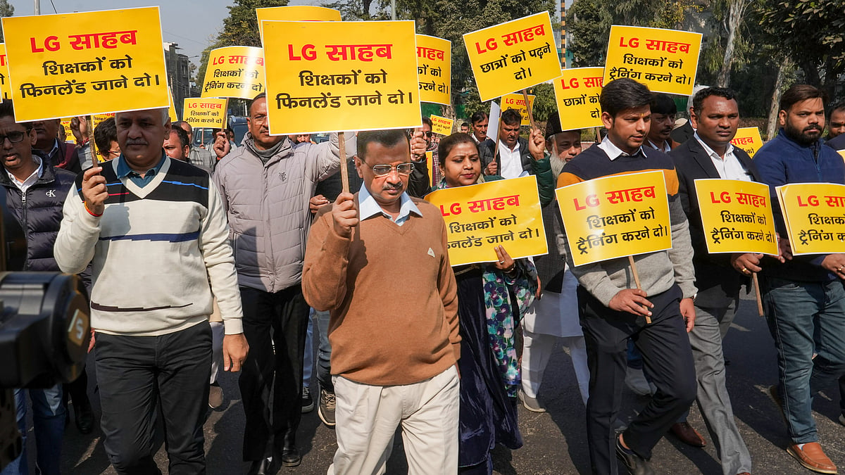 <div class="paragraphs"><p>Delhi Chief Minister Arvind Kejriwal with Deputy Chief Minister Manish Sisodia and other AAP MLAs during a protest march towards Delhi Lieutenant Governor VK Saxenas office over his alleged interference in the working of the city government, in New Delhi, on Monday, 16 January.</p></div>