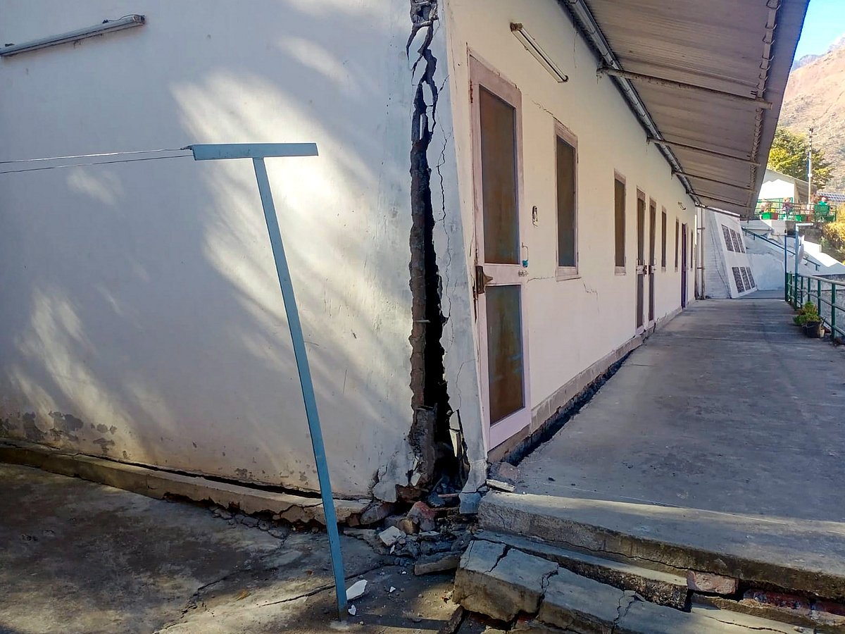<div class="paragraphs"><p>Joshimath: Cracks emerge in a house at Joshimath in Uttarakhand. </p></div>