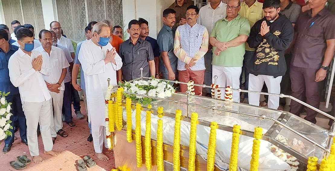 <div class="paragraphs"><p>Bhubaneswar: Odisha Chief Minister Naveen Patnaik&nbsp;paid his last respects by offering floral tributes to the mortal remains of  state Health Minister Naba Kishore Das  on Monday, 30 January.&nbsp;</p></div>