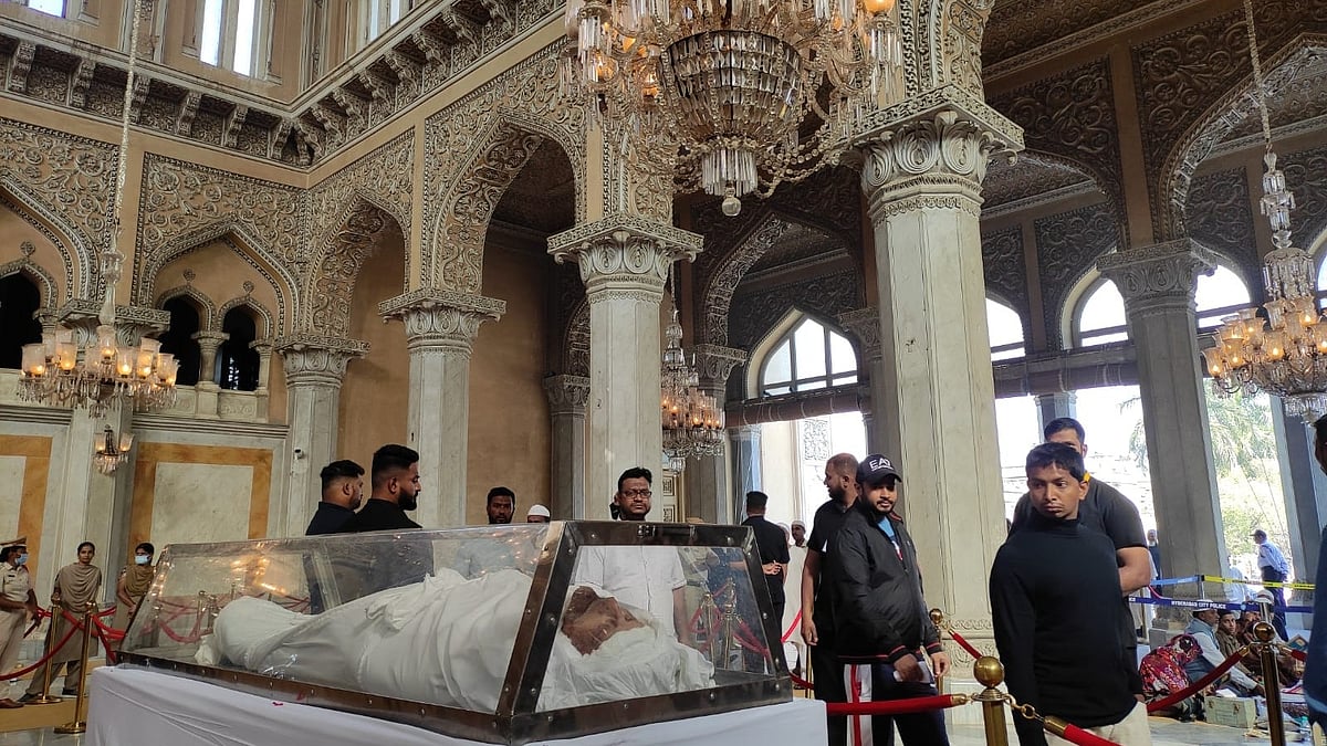 <div class="paragraphs"><p>To bid a final goodbye to their "reluctant" Nizam, Mukarram Jah, Hyderabadis lined up at Khilwat Mubarak of Chowmahalla Palace, where Jah's mortal remains were placed for public viewing.</p></div>