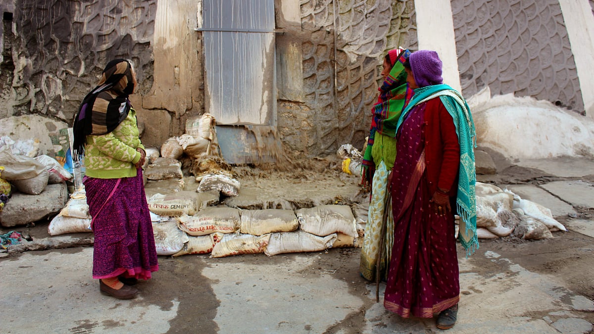 <div class="paragraphs"><p>Water oozes out after cracks appear in a house after landslides at Vishnupuram Marwari Colony, in Joshimath of Uttarakhand, on Friday, 6 January.</p></div>