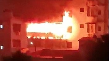 <div class="paragraphs"><p>A massive fire broke out at a residential building in Jharkhand's Dhanbad on Tuesday evening, 31 January.</p></div>