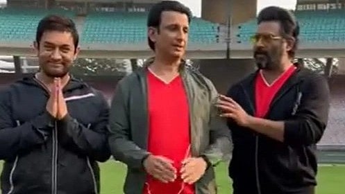 <div class="paragraphs"><p> Actors Aamir Khan, Sharman Joshi and R Madhavan reunite.</p></div>