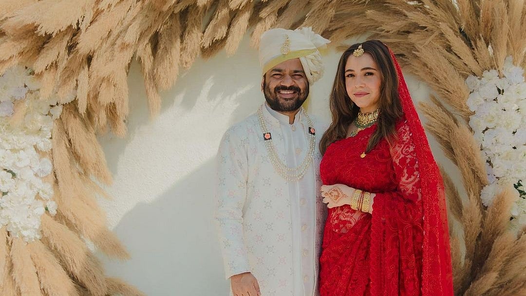 <div class="paragraphs"><p> Maanvi Gagroo & Kumar Varun Share First Pics From Gorgeous Wedding</p></div>