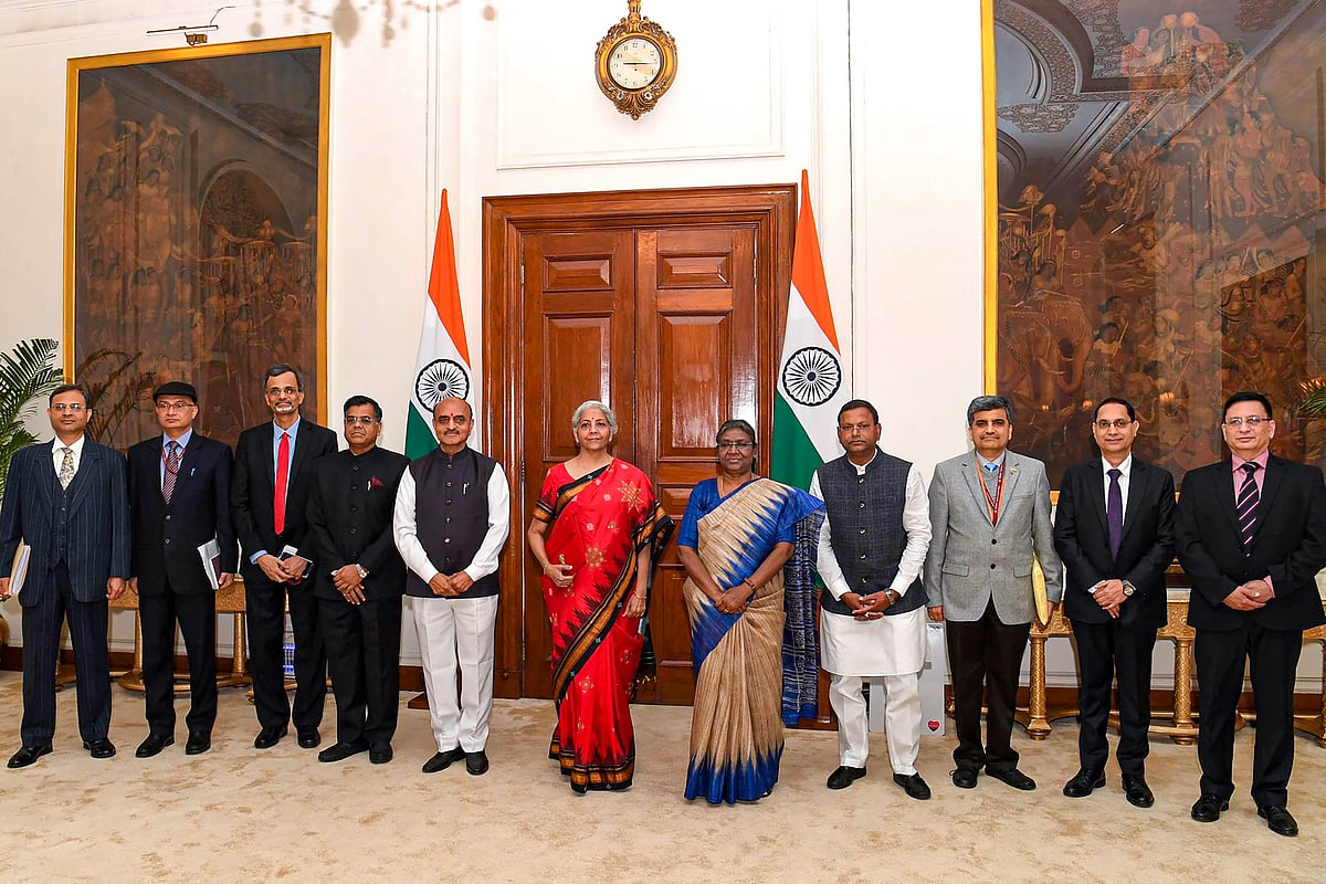 <div class="paragraphs"><p> President Droupadi Murmu meets Finance Minister Nirmala Sitharaman, Ministers of State Bhagwat Kishanrao Karad and Pankaj Chaudhary and other officials ahead of Budget 2023 presentation in the Parliament.</p></div>