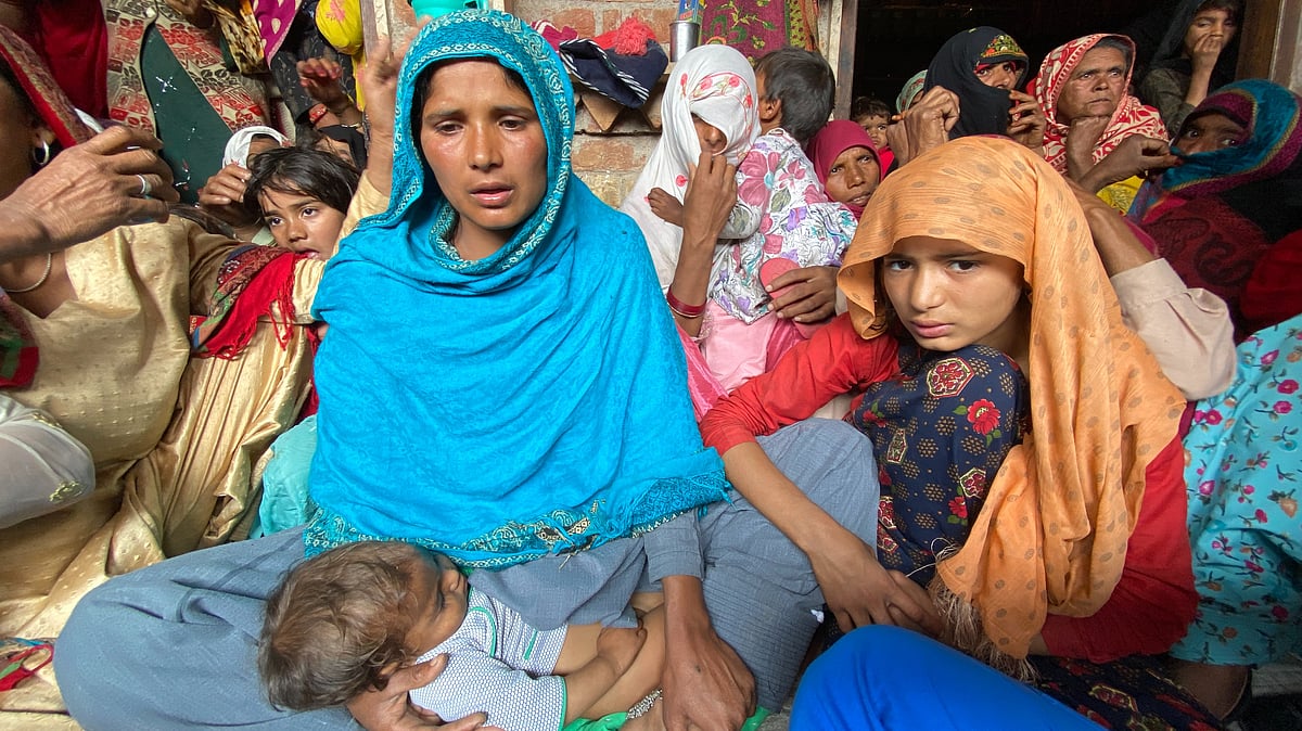 <div class="paragraphs"><p>Sajida, Junaid's wife, with her 12-year-old daughter Parvana next to her.</p></div>